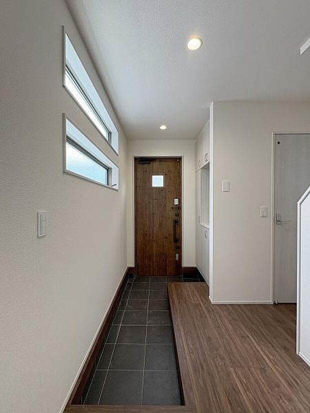 広い土間でベビーカーなども保管しやすい玄関内