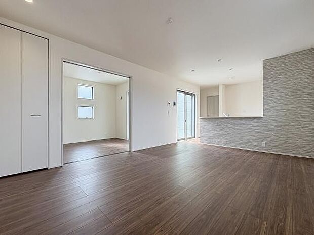 4.5帖の続き間を開けてリビングの一部としてお使いいただけます。