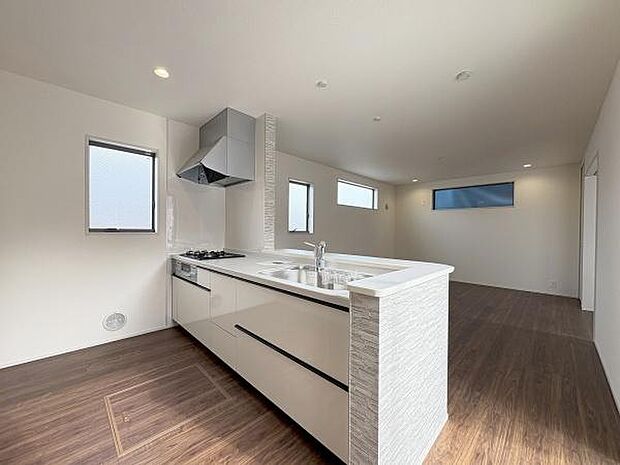 対面式のキッチンなので食事の配膳や後片付けも効率よく行えます。