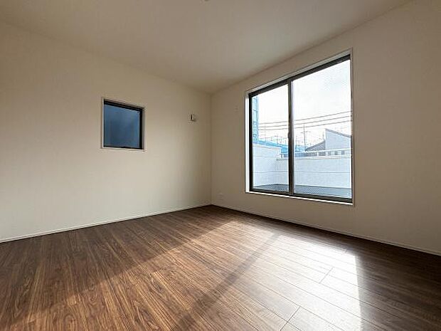 バルコニーに面した主寝室におすすめの7.5帖洋室。