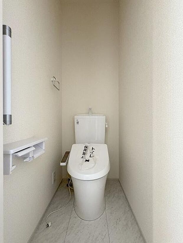 立ち上がりに便利な手すり付きのトイレ。温水洗浄便座です。