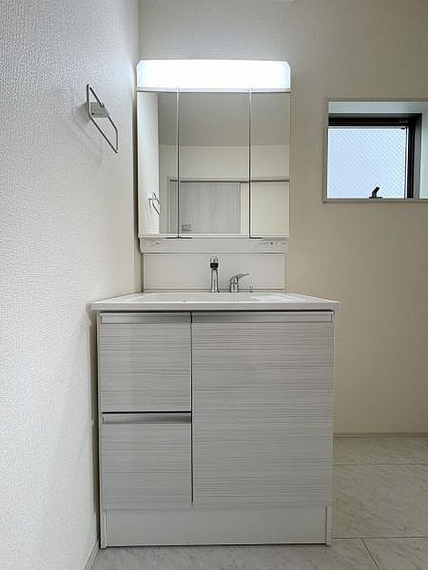 収納豊富な洗面台。備品をすっきりさせることで生活感が出にくくなります。