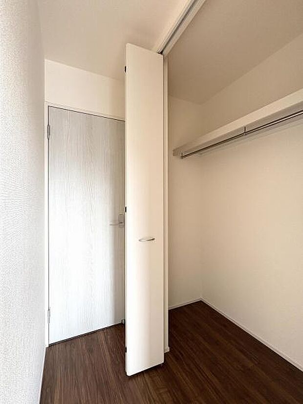 5.5帖洋室内クローゼット。全居室収納付きです。