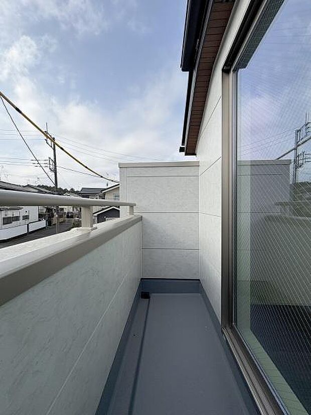 5.5帖のお部屋に面したバルコニー