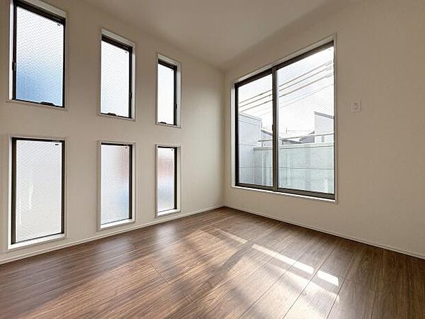 窓の多く明るい5.5帖の洋室