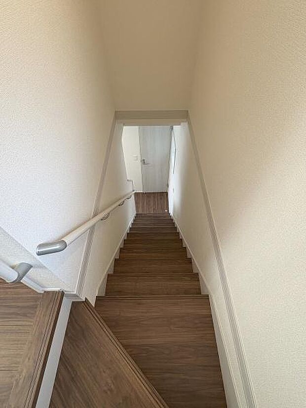 階段には手すりがついているので昇り降りが安心です。