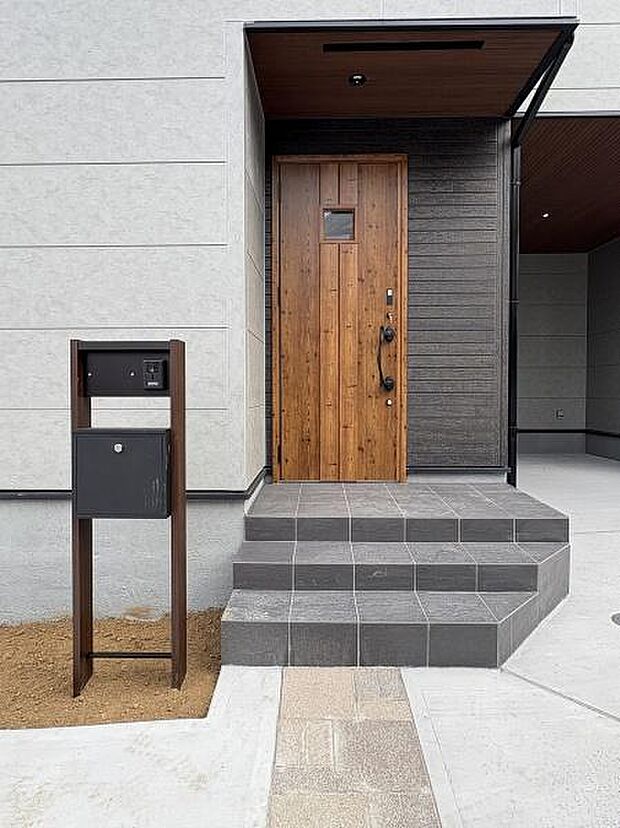 玄関外の様子です。モニターカメラ付きのインターホンで訪問者が確認できます。