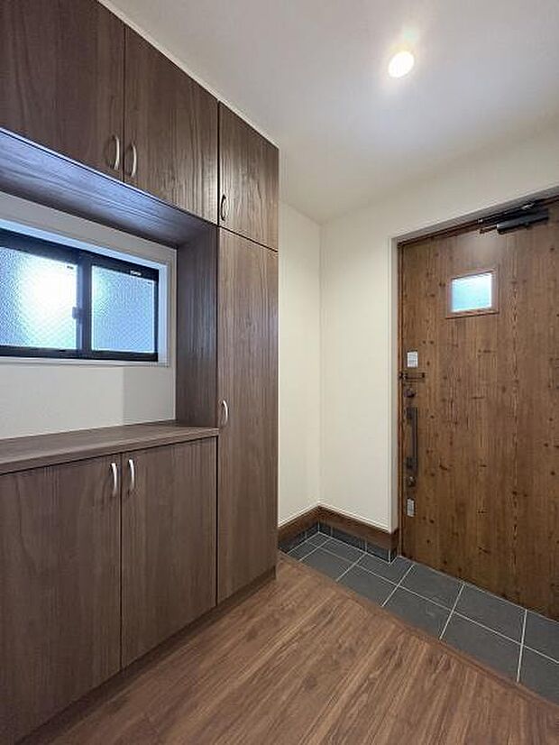 温かみのある玄関内。窓があるので明るく、換気にも便利です。