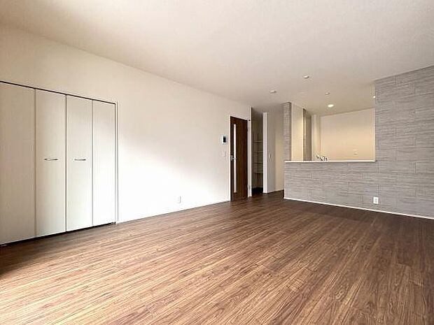 お掃除道具やご家族共通の物入れとして便利なリビング収納