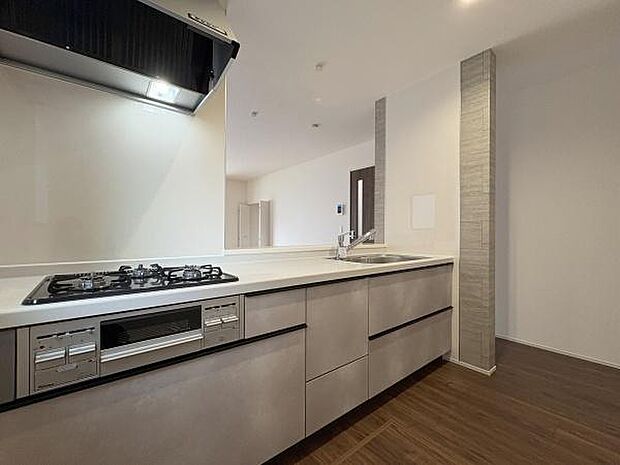 対面式のキッチンなので食事の配膳や後片付けも効率よく行えます。