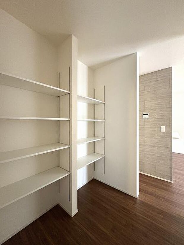 キッチン横には可動棚付きのパントリーがあります。