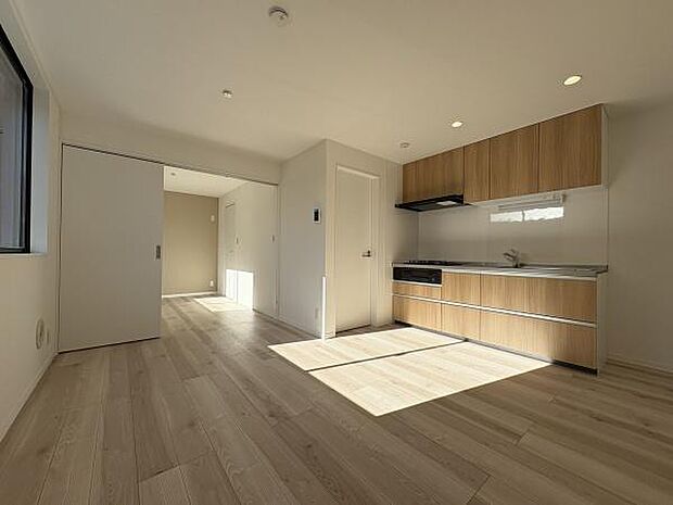 1階リビング。壁向きのキッチンは空間を広く使うことができます。