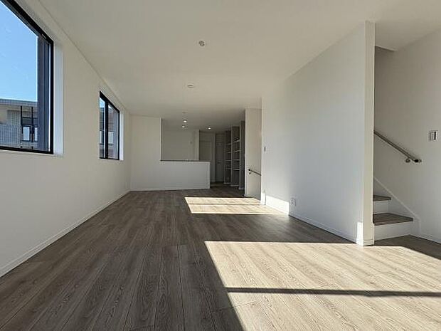 2階リビングは20.5帖のゆとりある広さ。家族を身近に感じるリビング階段です。