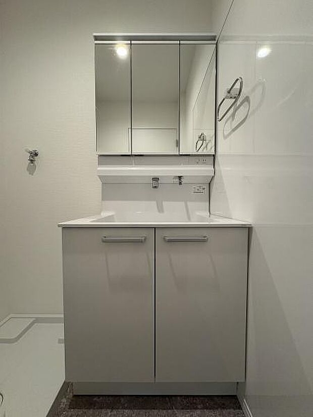 2階洗面室。収納豊富な洗面台。備品をすっきりさせることで生活感が出にくくなります。