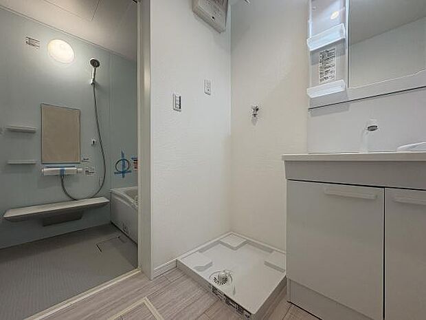 1階洗面室。収納豊富な洗面台や洗濯機スペースを設置。