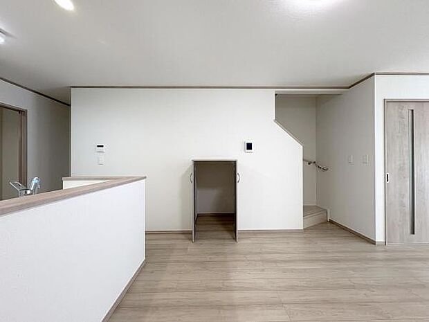 リビングイン階段は家族と顔を合わせる機会が自然と増える間取りです。階段下を利用したストレージ付きです。