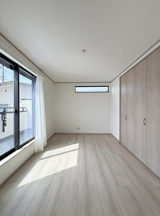 7.5帖の洋室には大き目のクローゼットも備え付けられています。