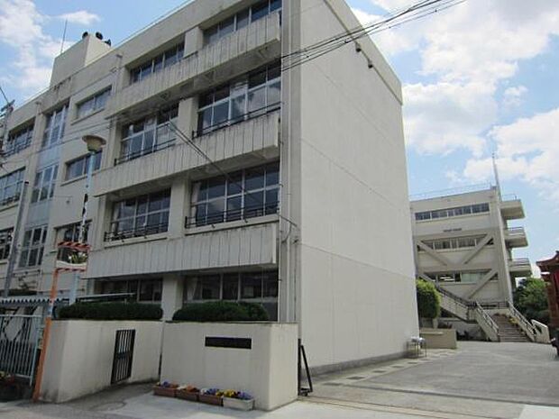 青梅市立第一中学校まで611m