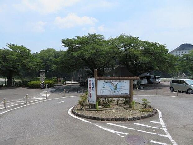 釜の淵公園まで736m、多摩川をはさんで広がる公園。橋を渡れば気持ちの良い緑がいっぱいです。