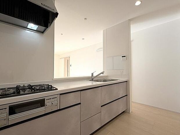 家族みんなで使いやすいシステムキッチン。