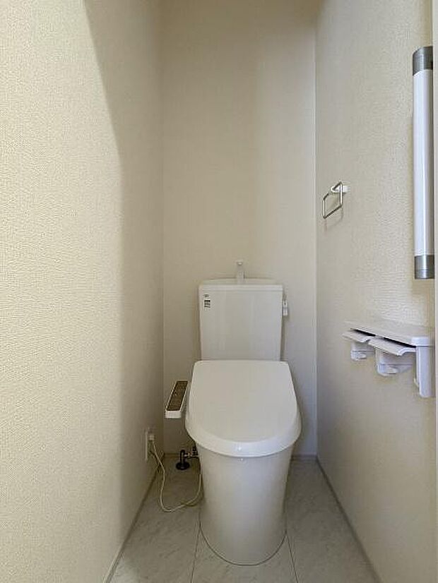1階・2階にそれぞれ設けられたトイレは温水洗浄便座です。(写真は1階トイレ)