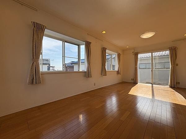 部屋が広く、明るく感じられる出窓。