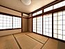 和室：柔らかな光が注ぐ和室。