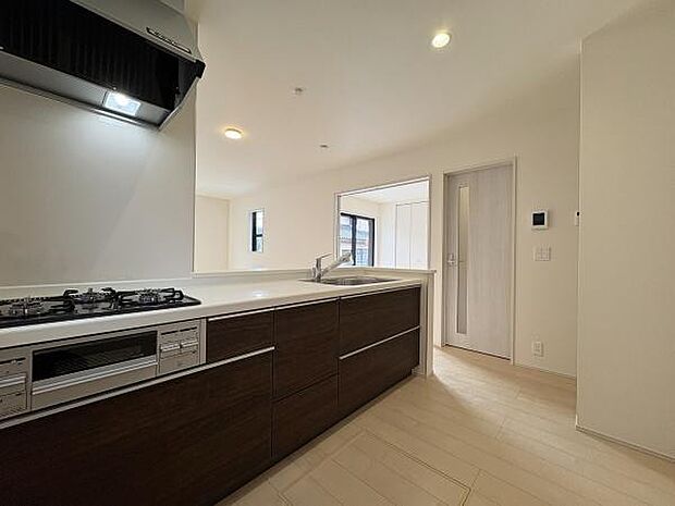 収納豊富なシステムキッチン。