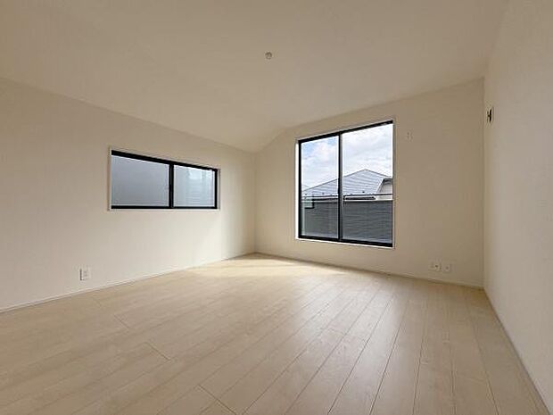 バルコニーに面した主寝室におすすめの8.5帖洋室。