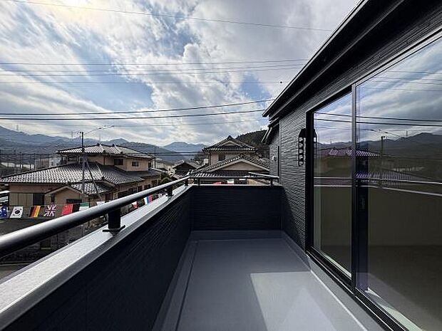 洗濯物が干しやすい広々としたバルコニー。