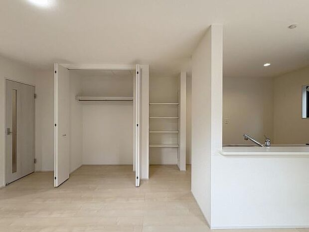 ご家族みんなで使えるリビングクローゼット付き。よく着る物を二階に取りに行く手間が省けて便利です。