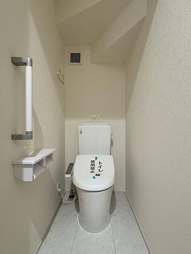 立ち上がりに便利な手すり付きのトイレ。温水洗浄便座です。