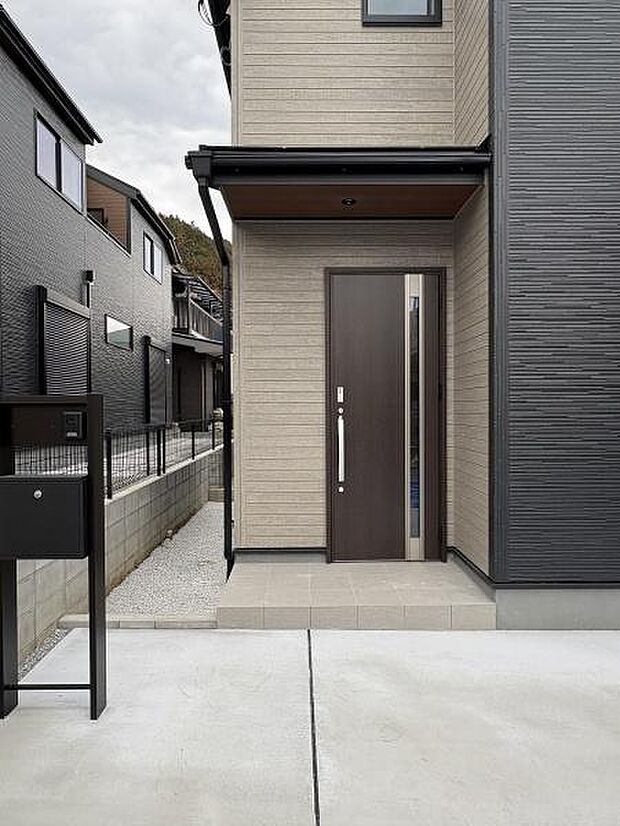 玄関外の様子です。モニターカメラ付きのインターホンで訪問者が確認できます。