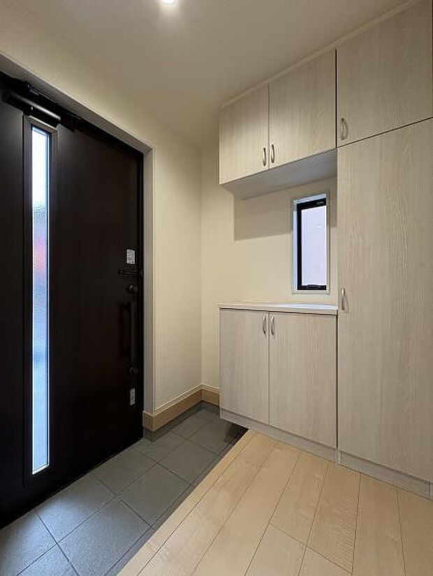 たっぷりと収納できるシューズボックスを備えた玄関内。