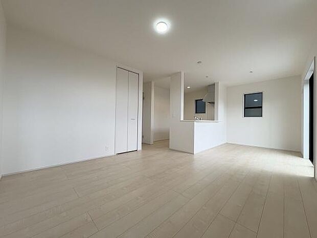 南向きの居心地の良いリビング。16帖です。