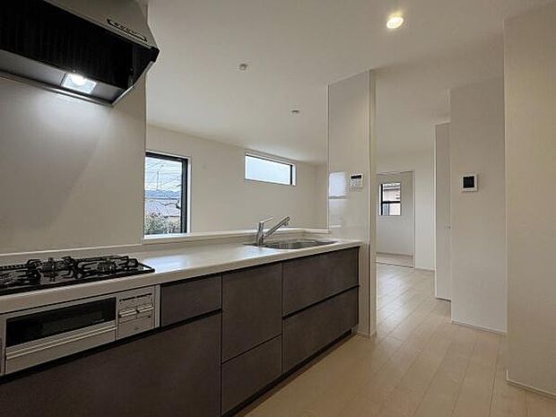 収納豊富なシステムキッチン。