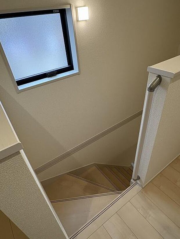 階段には手すりがついているので昇り降りが安心です。窓から明るい光が差し込みます。