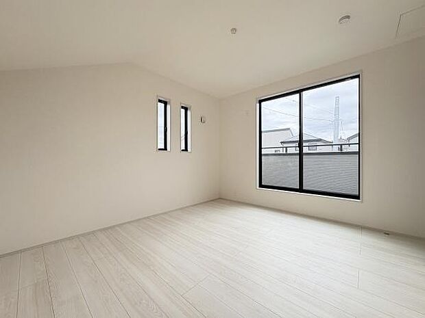 バルコニーに面した洋室。7.25帖のゆとりある広さで主寝室におすすめです。