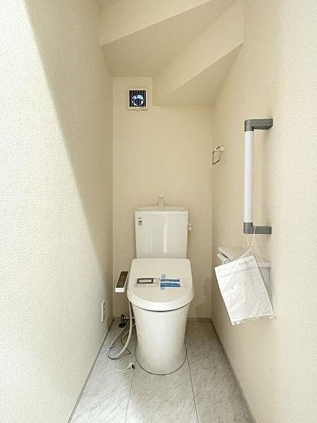 立ち上がりに便利な手すり付きのトイレ。温水洗浄便座です。