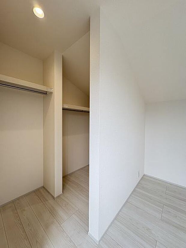 7.25帖洋室内ウォークインクローゼット。扉がないので明るく、湿気を防ぐメリットもあります。