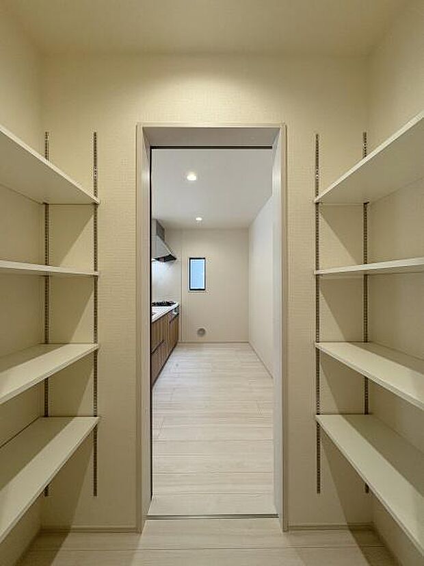 可動棚のあるファミリークローク。ハンガーパイプも設置されています。