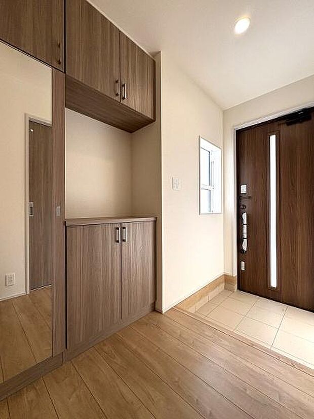 たっぷりと収納できるシューズボックス。姿見が付いているのでお出かけ前の身だしなみチェックができ便利です。