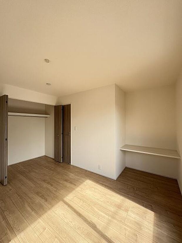 収納と多用途に使えるカウンターのある室内