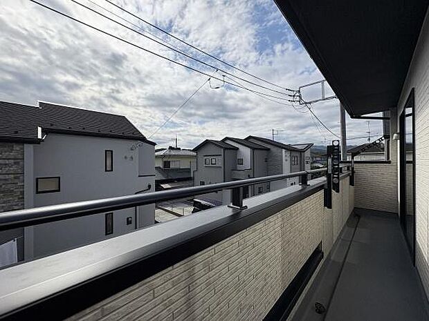 2部屋にまたがるバルコニー。