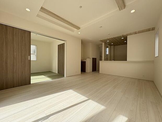 南側が掃き出し窓なので明るい光が差し込みます。