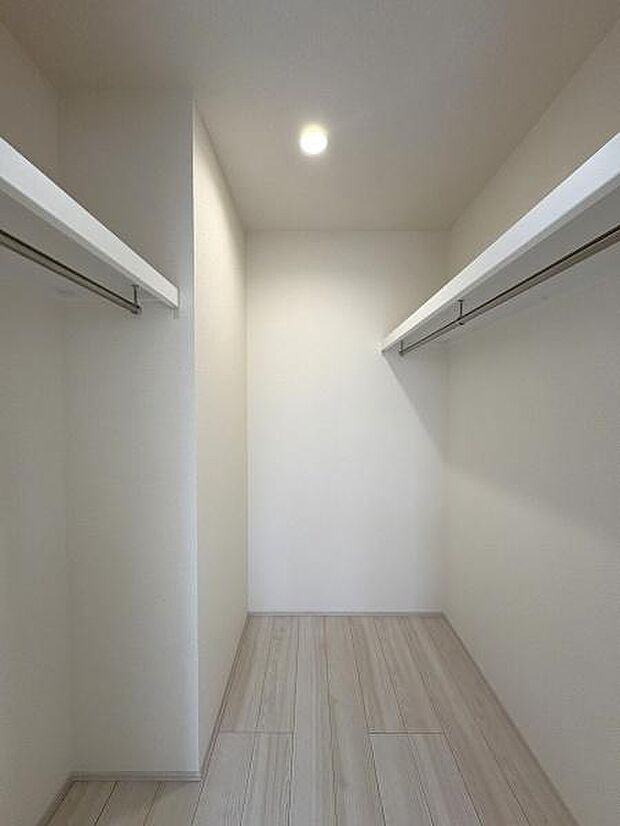 7帖洋室内ウォークインクローゼット。オフシーズンの衣類や小物類もしっかり収納できます。