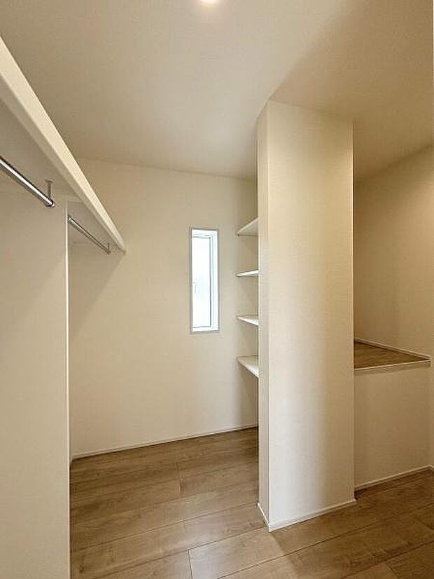 8.28帖洋室内ウォークインクローゼット。オフシーズンの衣類や小物類もしっかり収納できます。