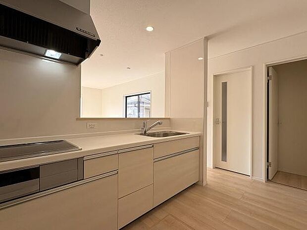 キッチン横にはパントリーがあります。