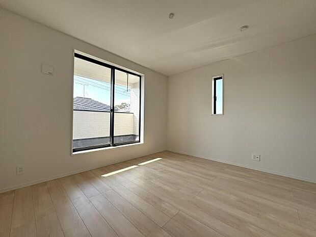 バルコニーに面した洋室。7.5帖のゆとりある広さで主寝室におすすめです。