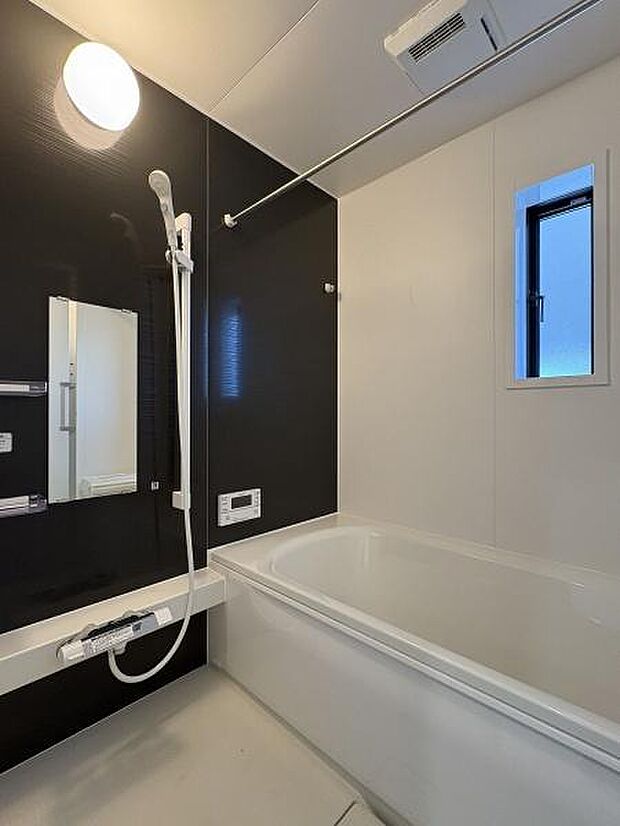 浴室暖房換気乾燥機付きなので冬場も温かく、体温の急激な変化を防ぎます。また、雨の日が続いてもお洗濯物が乾かせます。